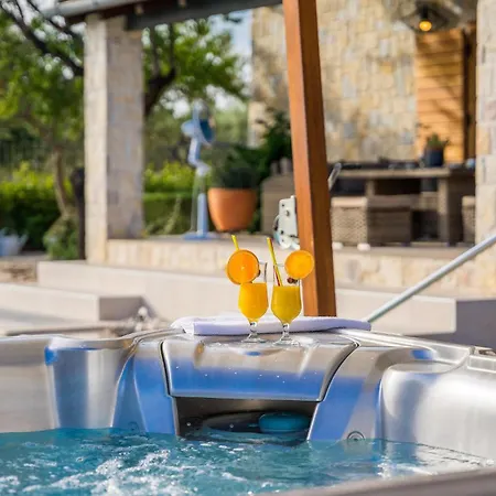 Vakantiehuis In With Jacuzzi, Wifi&outdoor Swimming Pool Jadrija