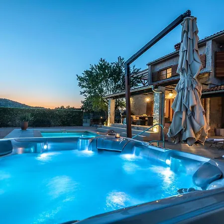 Vakantiehuis In With Jacuzzi, Wifi&outdoor Swimming Pool
