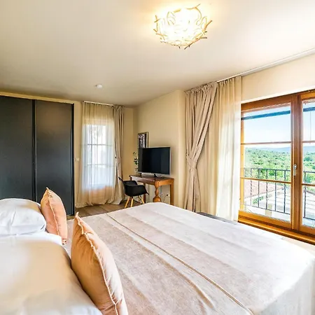 In With Jacuzzi, Wifi&outdoor Swimming Pool * Jadrija