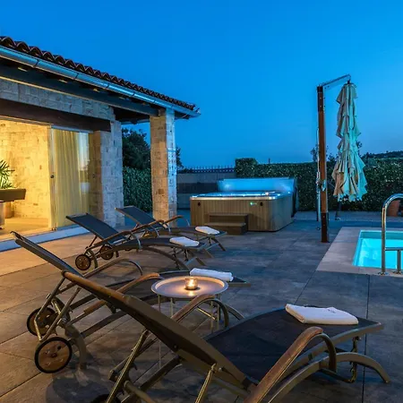 בית נופש Pet Friendly In With Sauna יאדריה