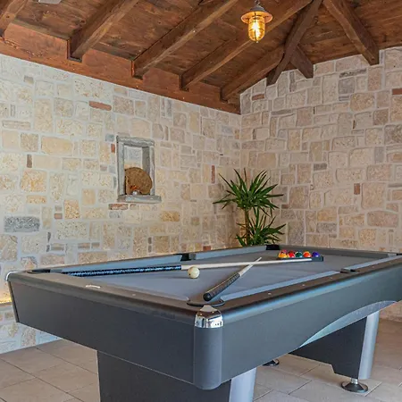In With Jacuzzi, Wifi&outdoor Swimming Pool Vakantiehuis